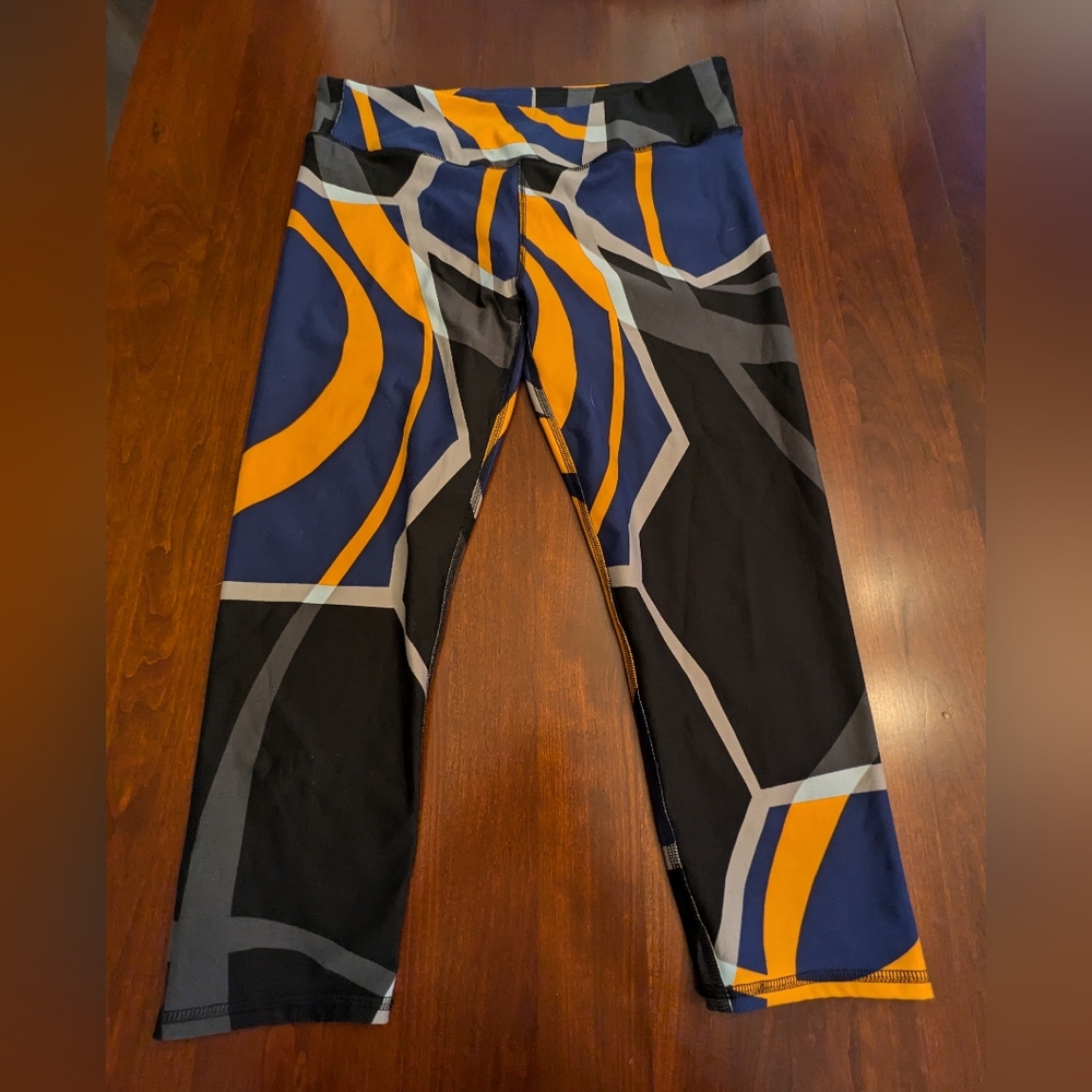 Fabletics Define Powerhold mid-rise Capri, size Large, in retro print
